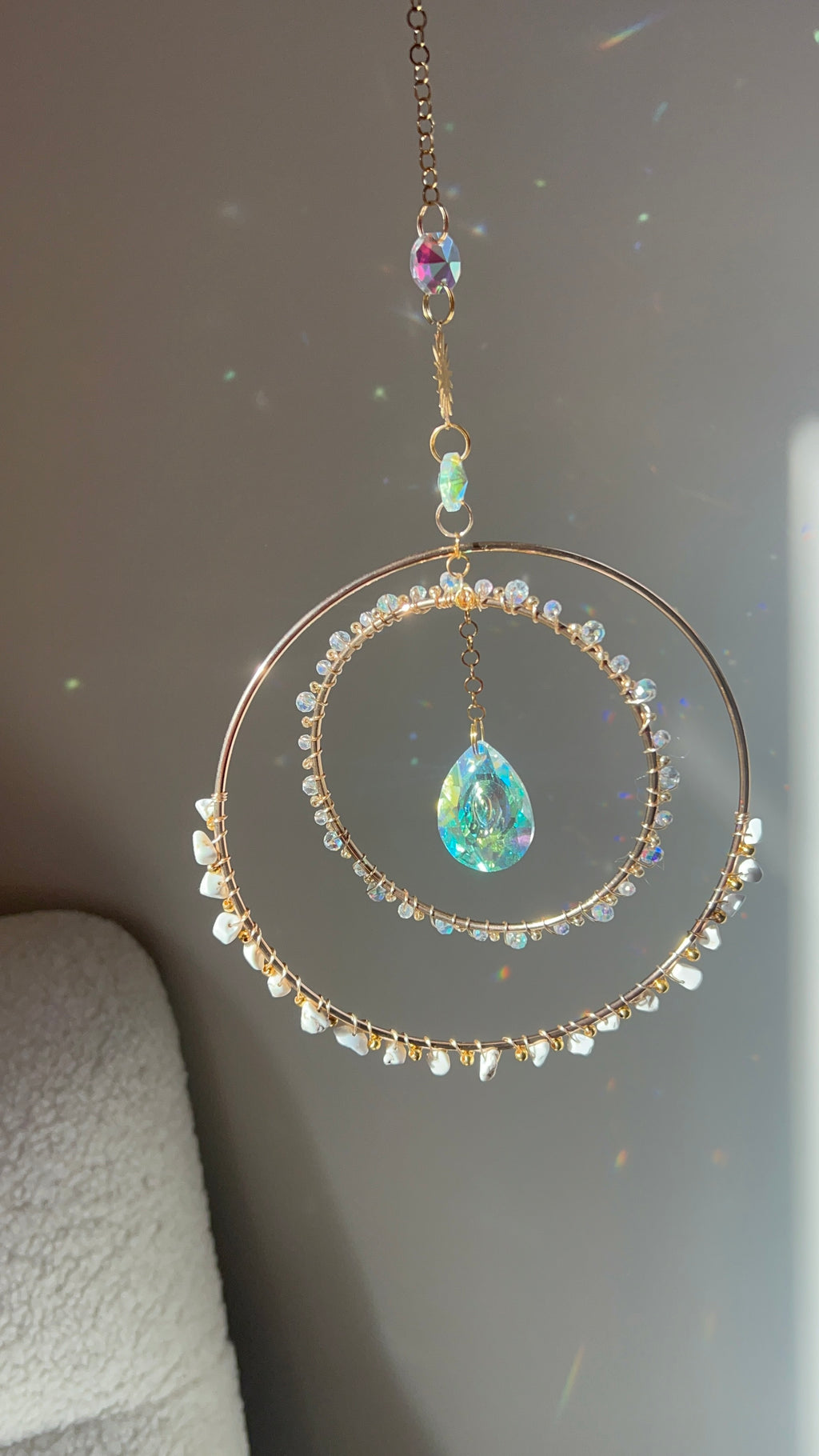 Suncatcher - zonnevanger ‘Clara’ met magnesiet edelstenen