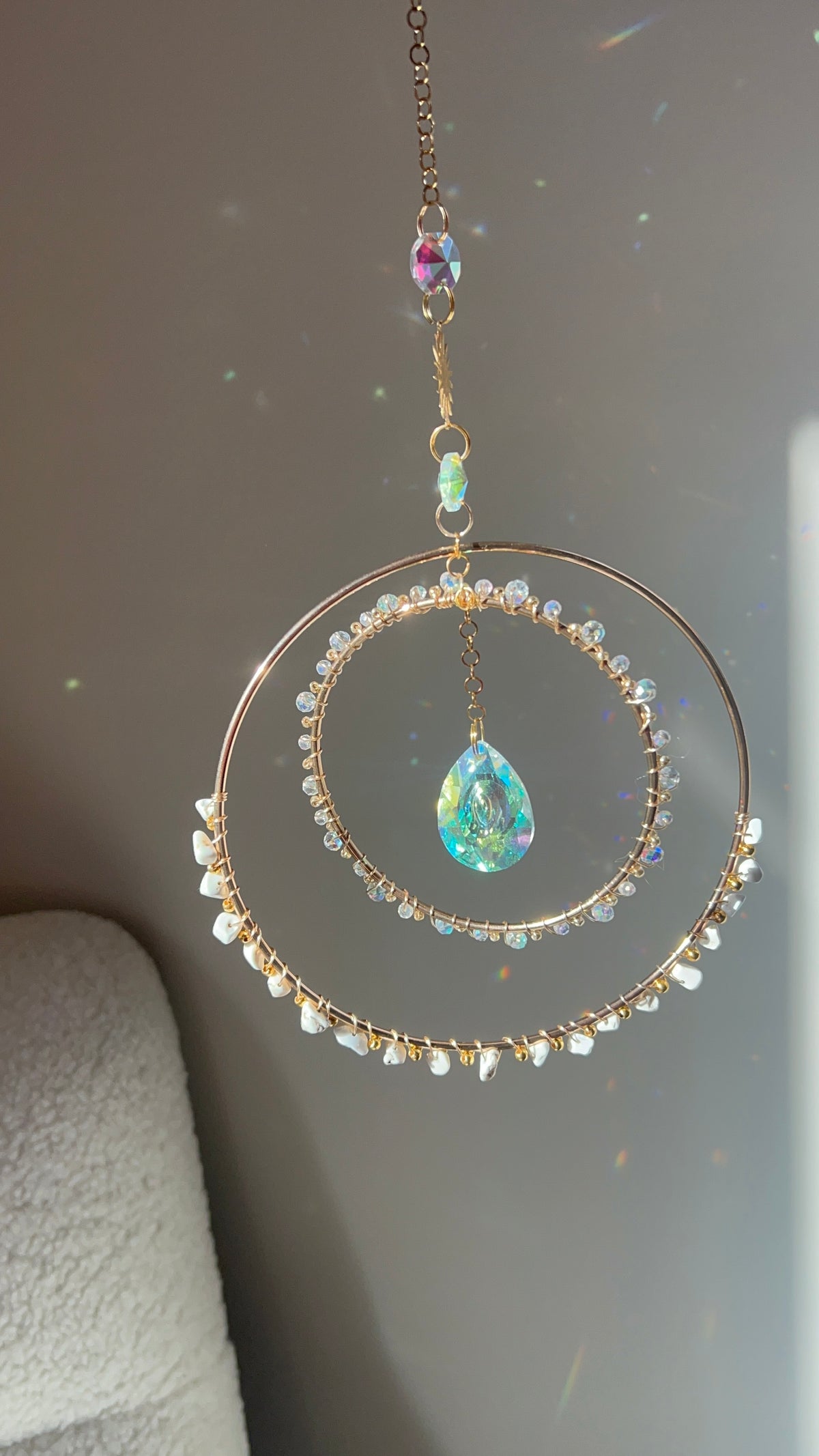 Suncatcher - zonnevanger ‘Clara’ met magnesiet edelstenen