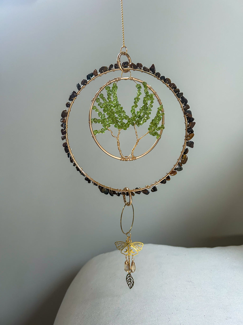 Suncatcher - zonnevanger ‘Gaia’ met peridoot en tijgeroog edelstenen