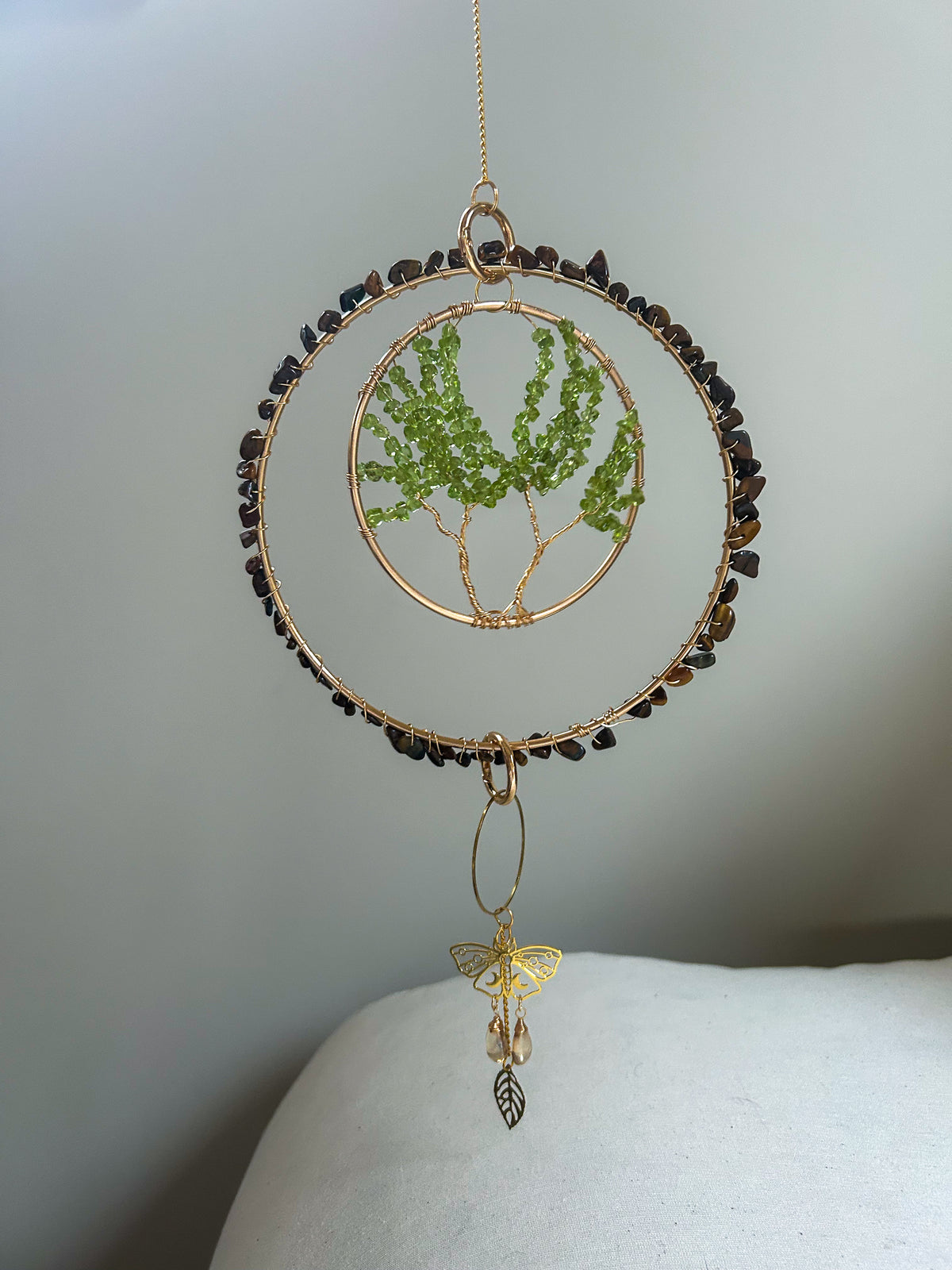 Suncatcher - zonnevanger ‘Gaia’ met peridoot en tijgeroog edelstenen