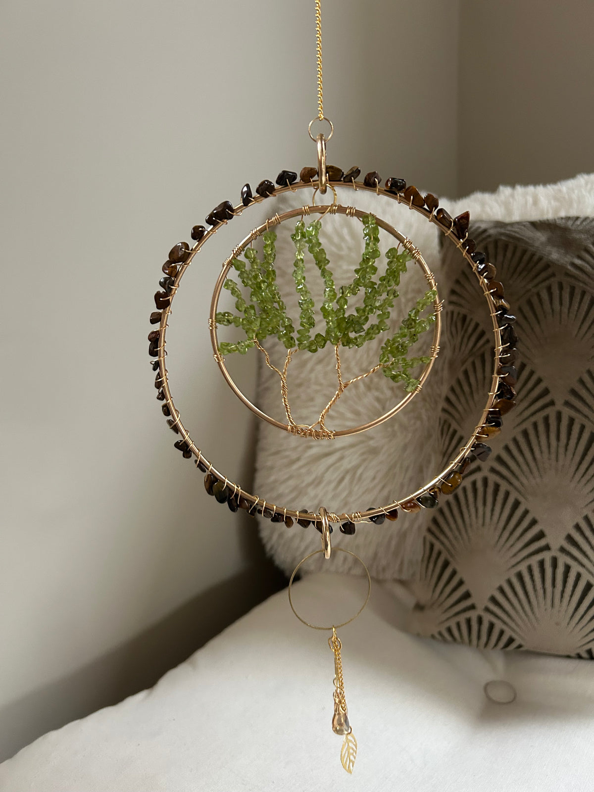 Suncatcher - zonnevanger ‘Gaia’ met peridoot en tijgeroog edelstenen