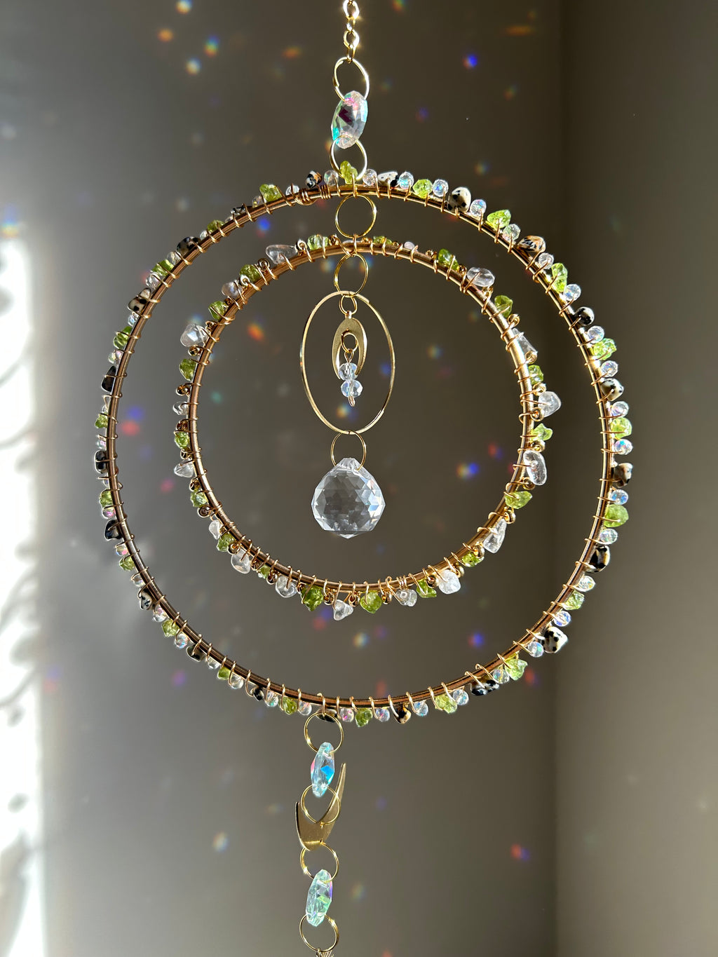 Suncatcher - zonnevanger ‘Amara’ met peridoot, jaspis dalmatiër en bergkristal edelstenen