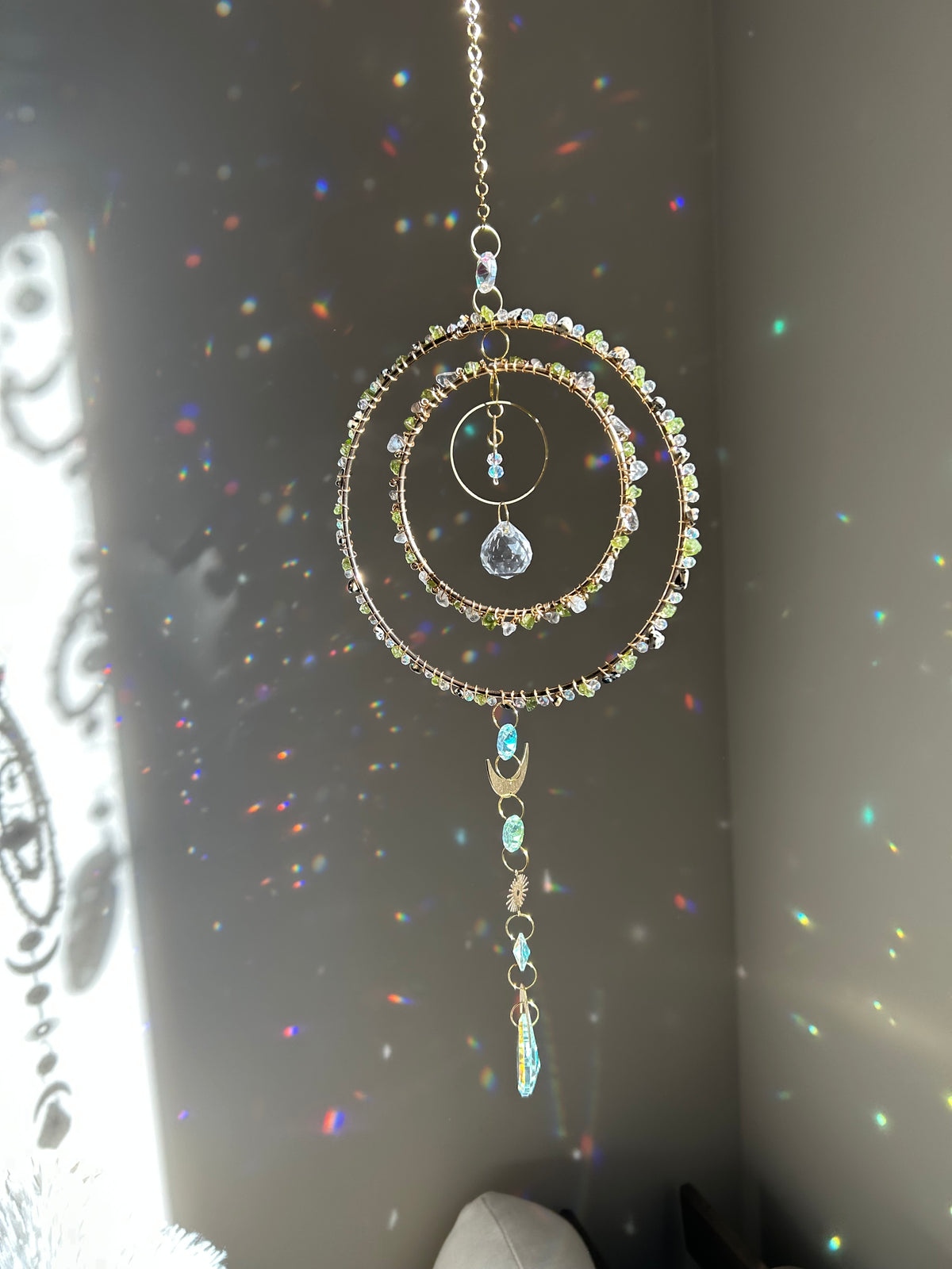 Suncatcher - zonnevanger ‘Amara’ met peridoot, jaspis dalmatiër en bergkristal edelstenen