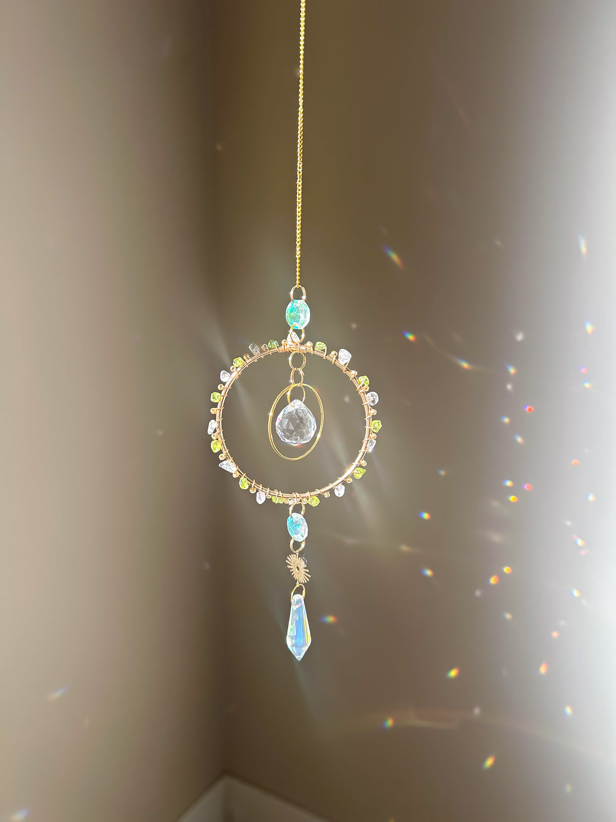 Mini Suncatcher - zonnevanger met bergkristal en peridoot edelstenen