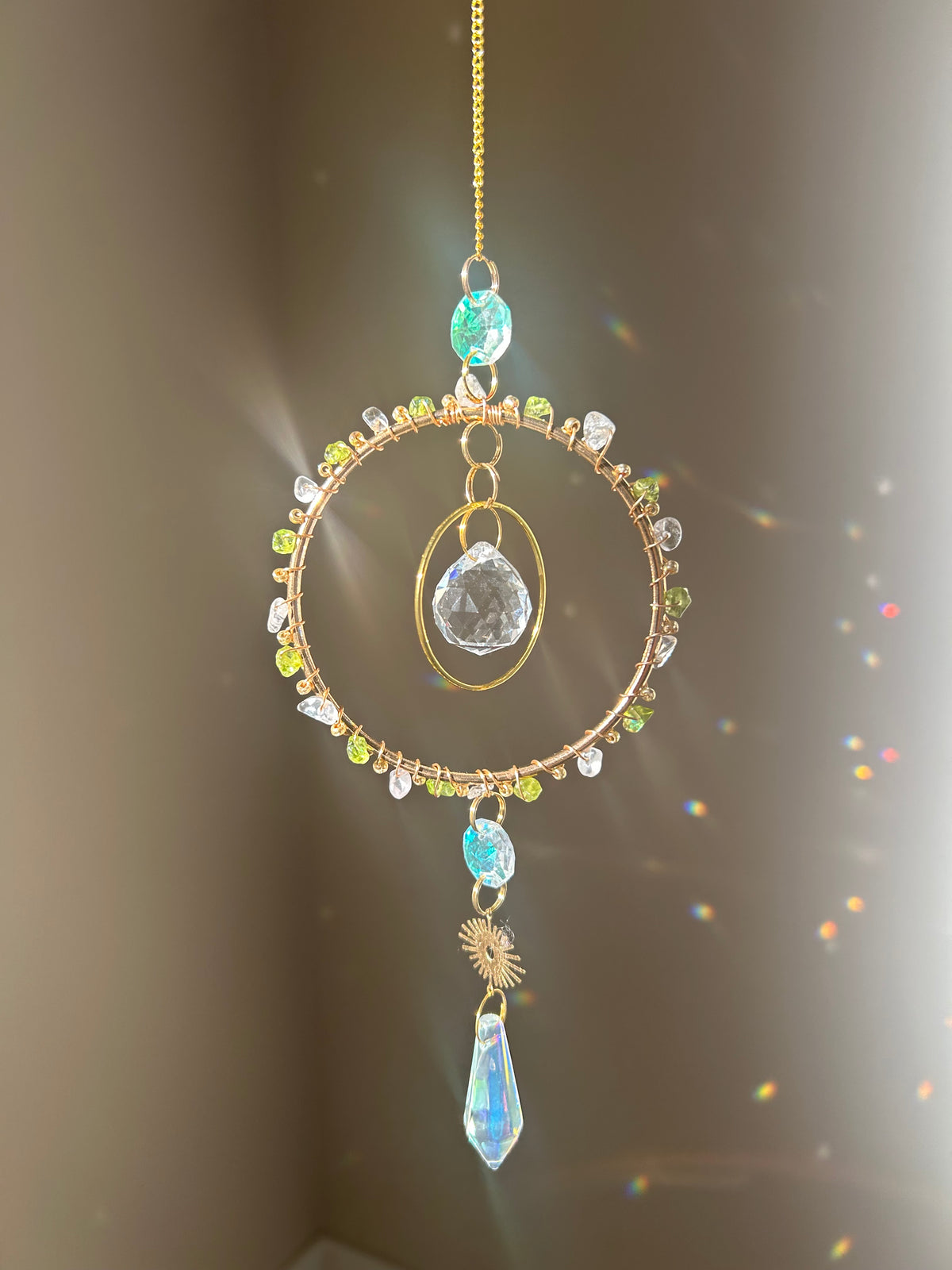 Mini Suncatcher - zonnevanger met bergkristal en peridoot edelstenen