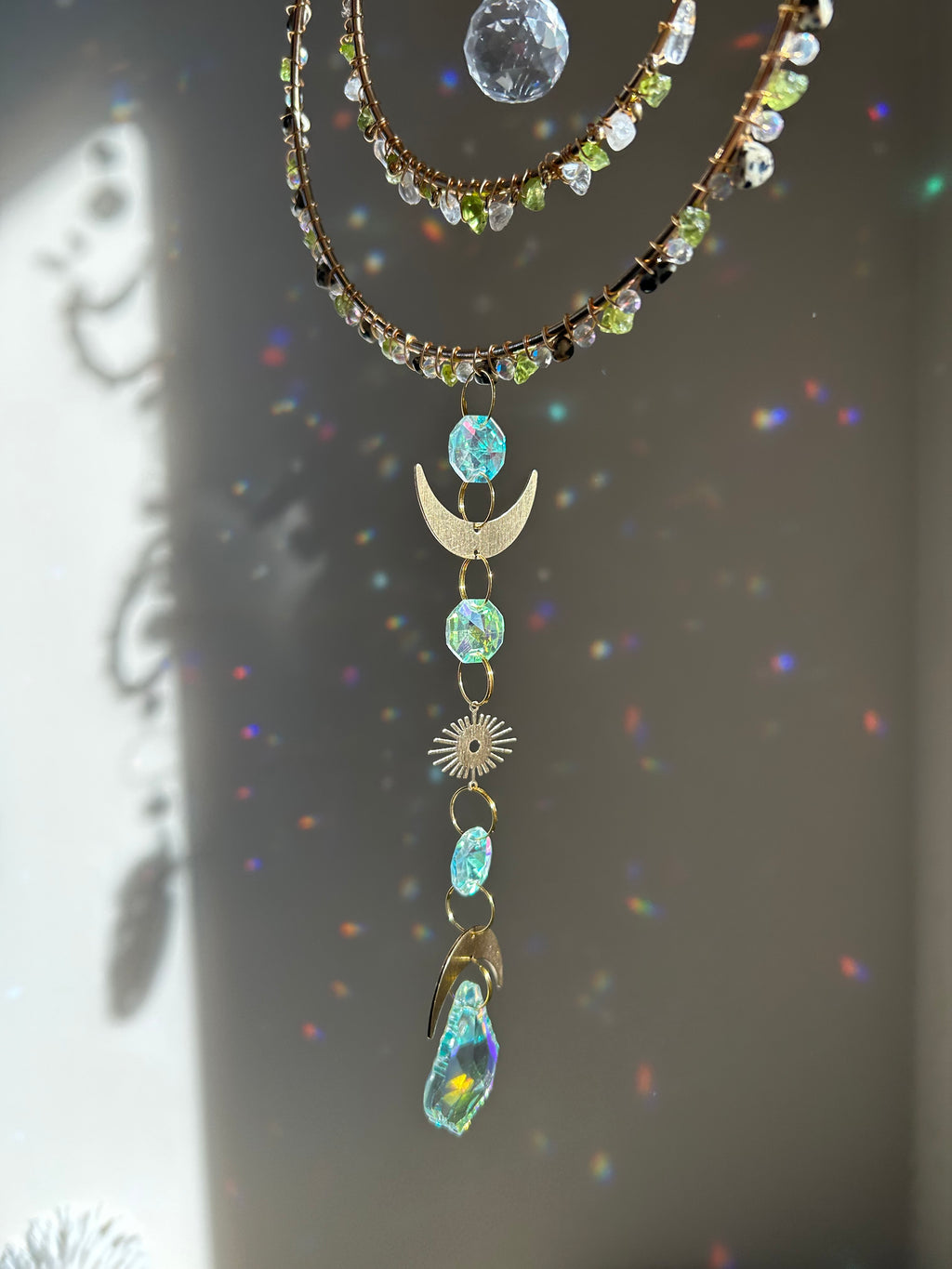 Suncatcher - zonnevanger ‘Amara’ met peridoot, jaspis dalmatiër en bergkristal edelstenen