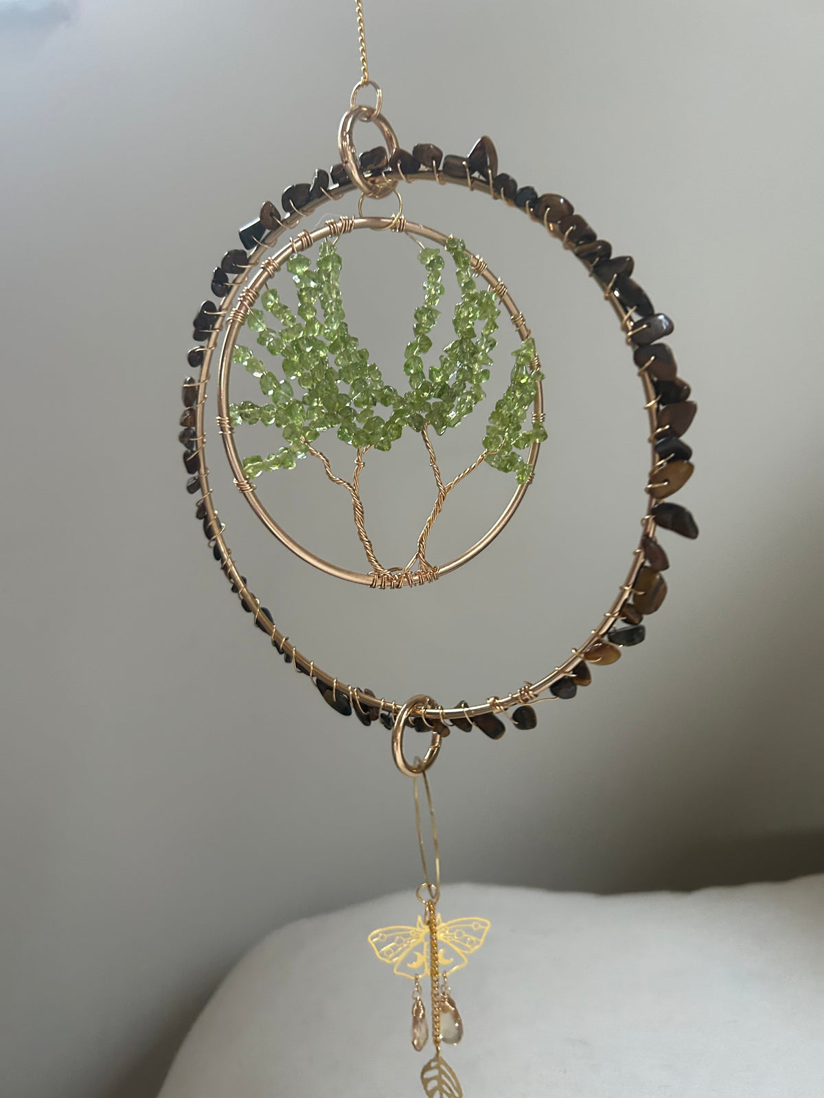 Suncatcher - zonnevanger ‘Gaia’ met peridoot en tijgeroog edelstenen