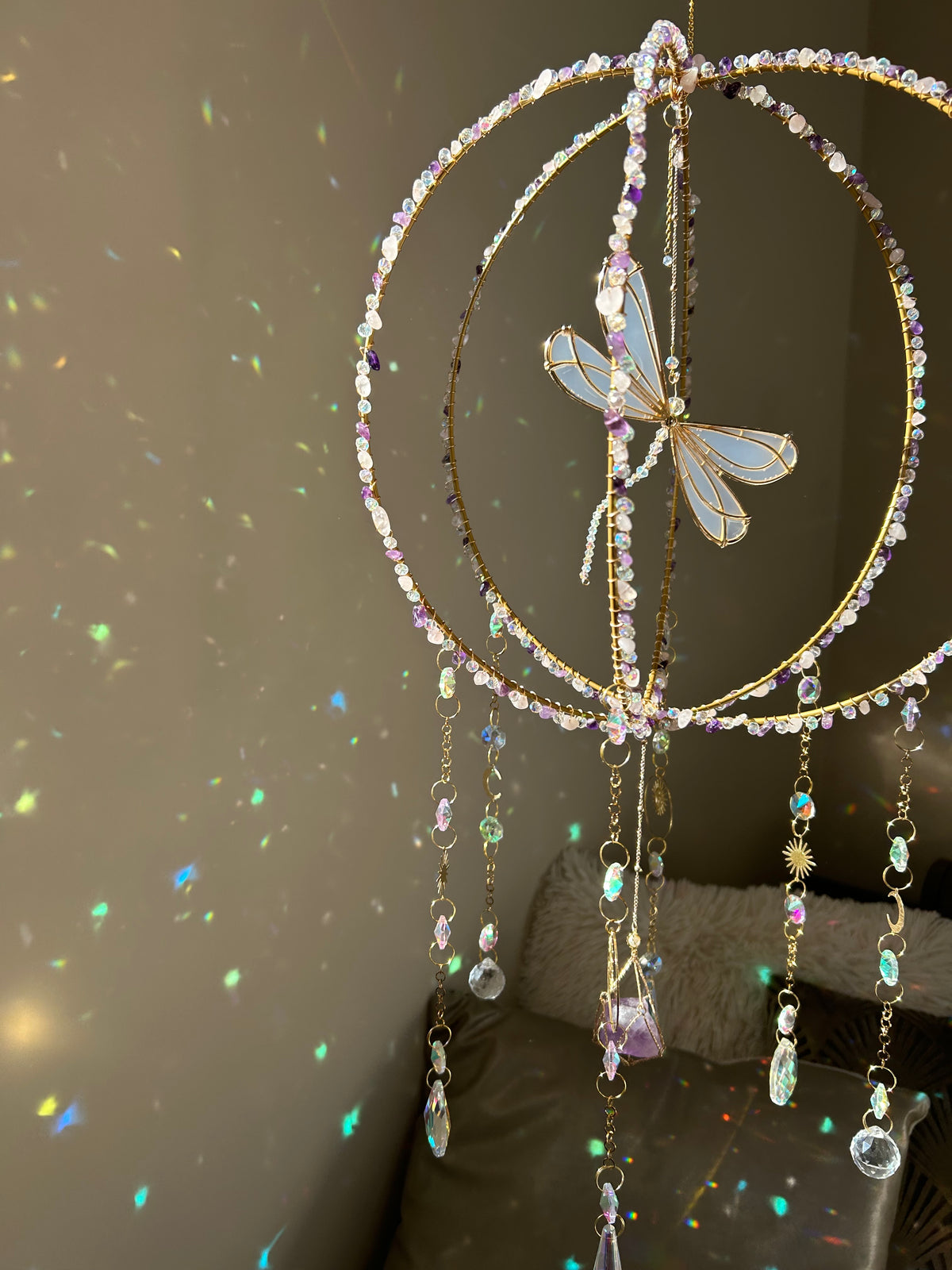 Suncatcher - zonnevanger ‘Libelly’ met amethist, rozenkwarts en bergkristal edelstenen
