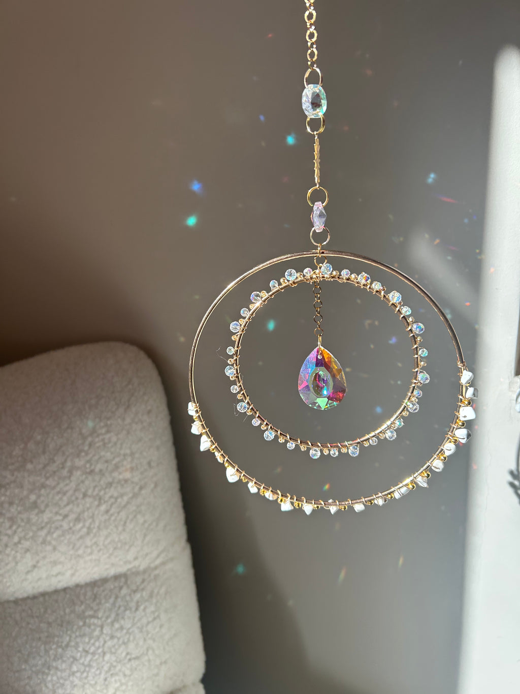 Suncatcher - zonnevanger ‘Clara’ met magnesiet edelstenen
