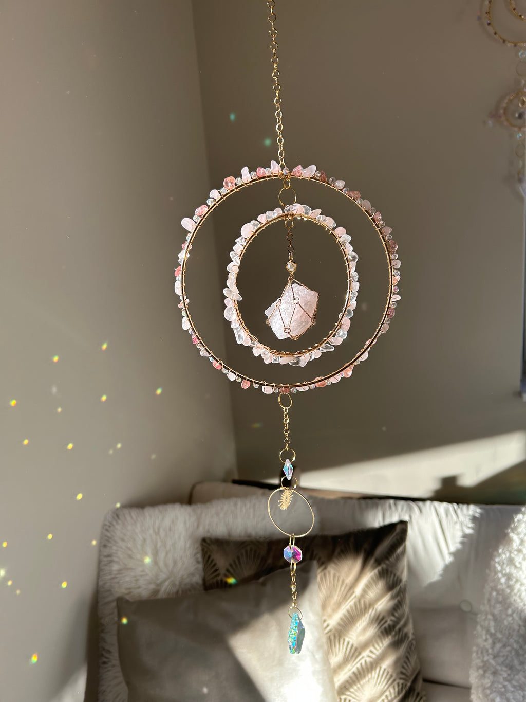 Suncatcher - zonnevanger ‘Elora’ met rozenkwarts, aardbeienkwarts en bergkristal edelstenen
