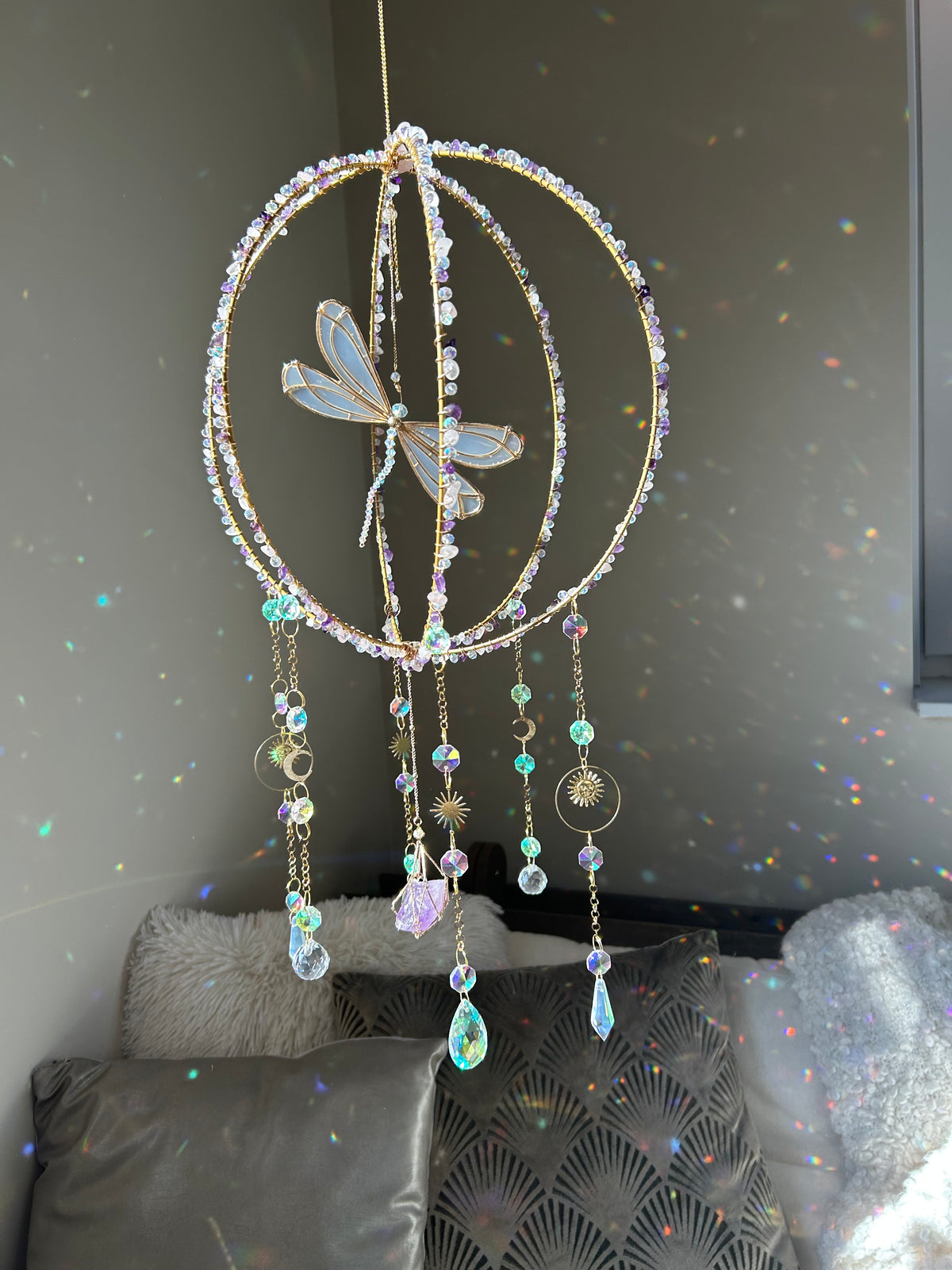 Suncatcher - zonnevanger ‘Libelly’ met amethist, rozenkwarts en bergkristal edelstenen
