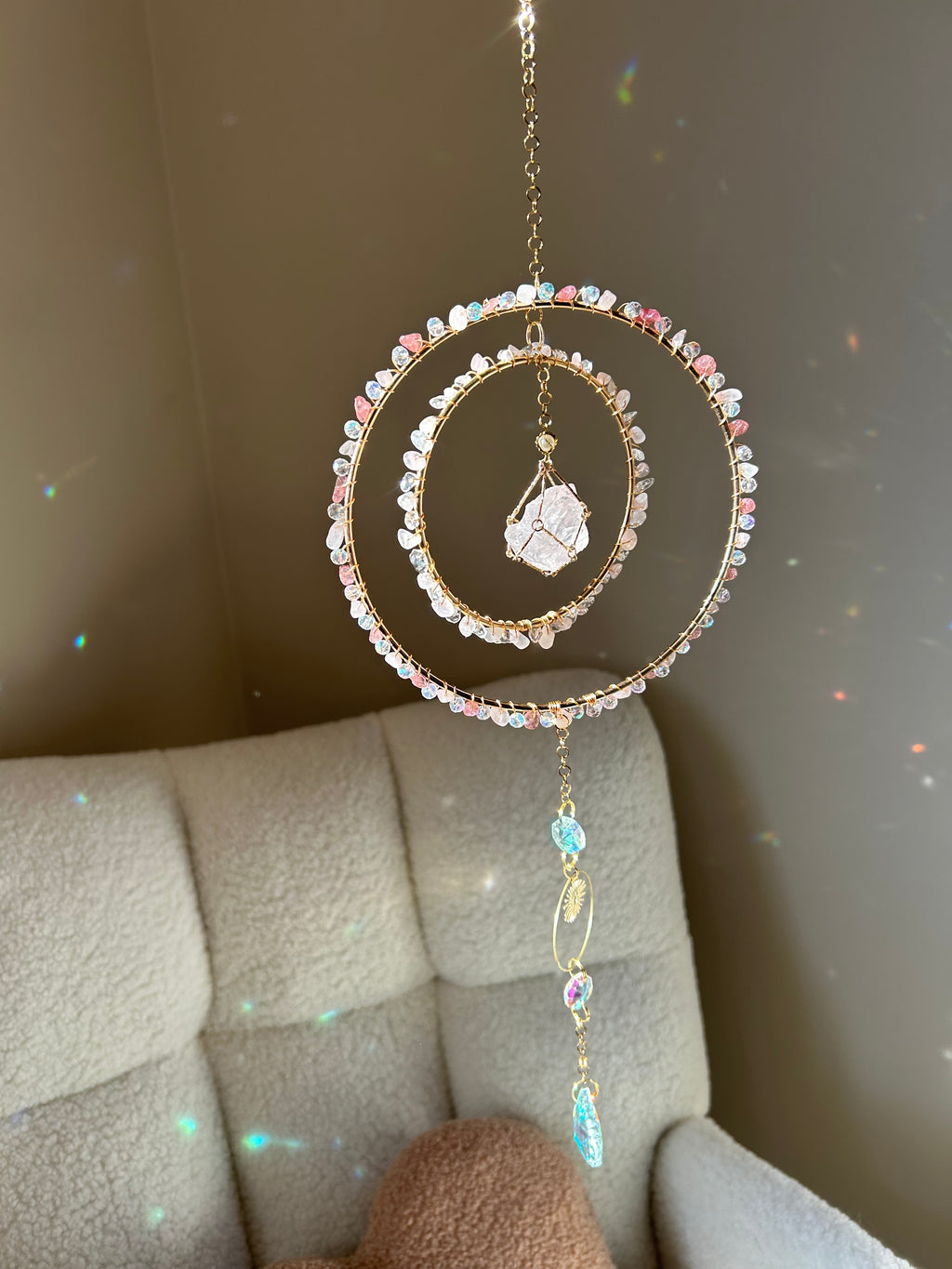 Suncatcher - zonnevanger ‘Elora’ met rozenkwarts, aardbeienkwarts en bergkristal edelstenen