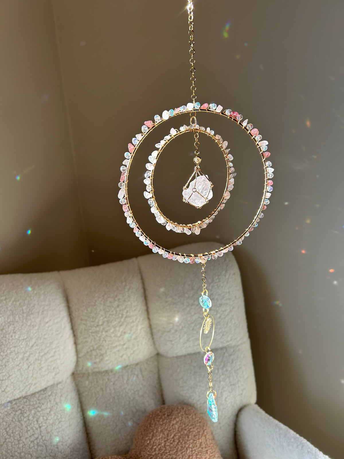 Suncatcher - zonnevanger ‘Elora’ met rozenkwarts, aardbeienkwarts en bergkristal edelstenen