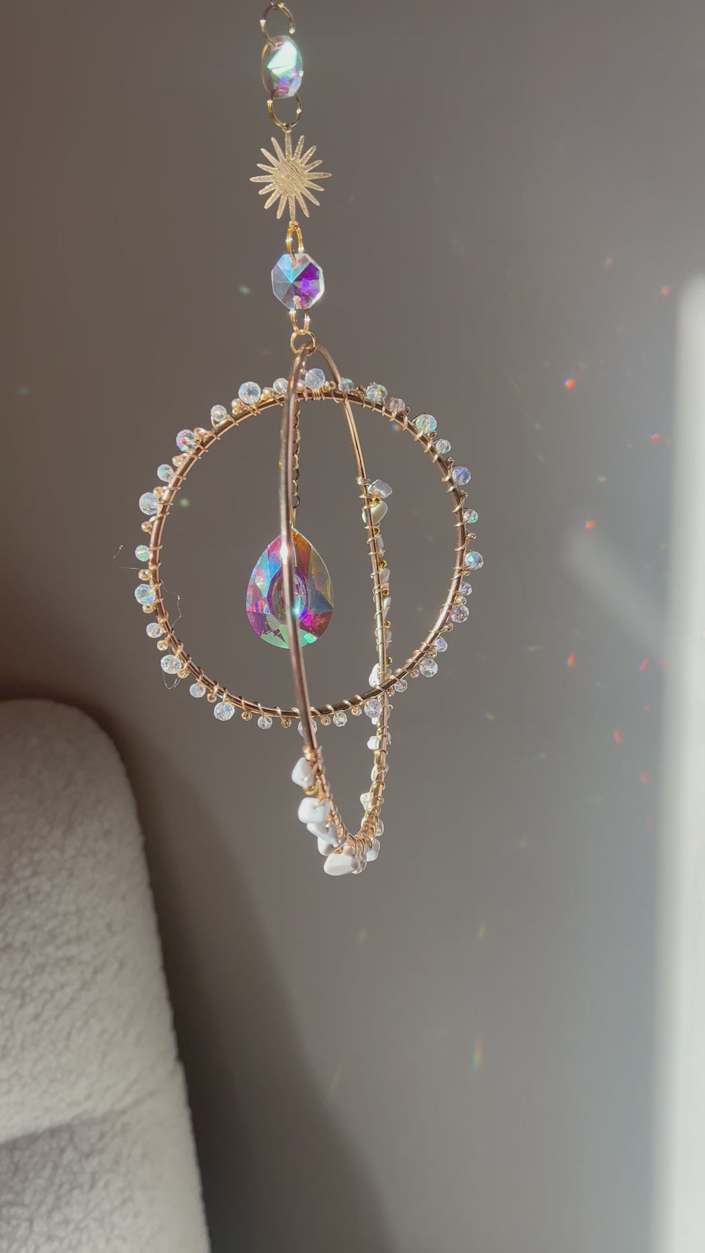 Suncatcher - zonnevanger ‘Clara’ met magnesiet edelstenen