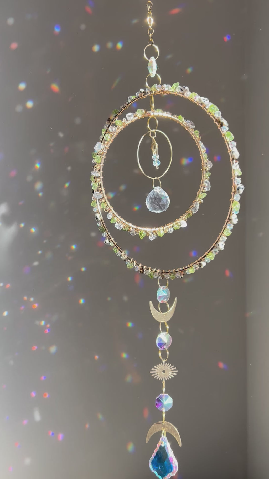 Suncatcher - zonnevanger ‘Amara’ met peridoot, jaspis dalmatiër en bergkristal edelstenen