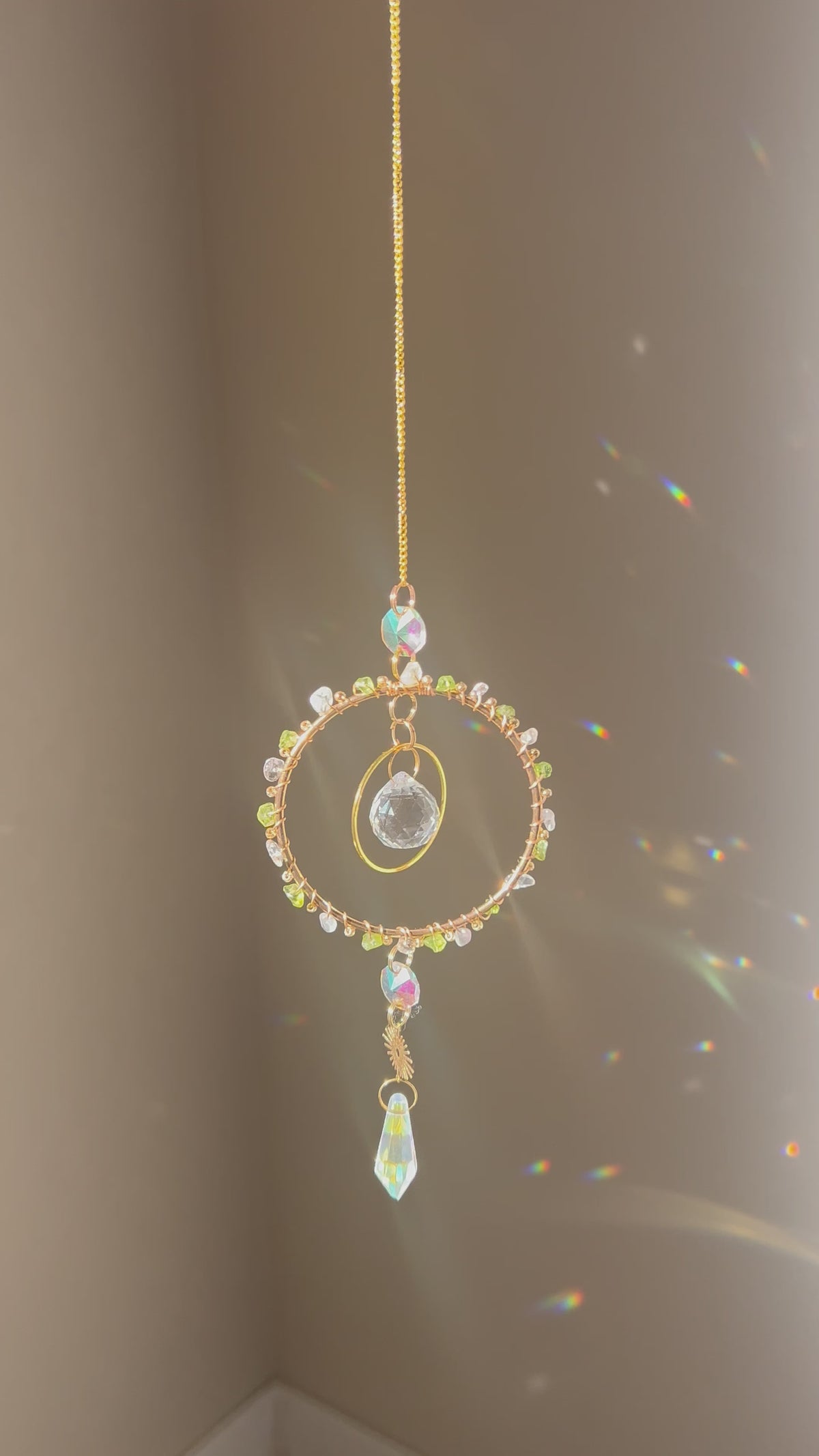 Mini Suncatcher - zonnevanger met bergkristal en peridoot edelstenen