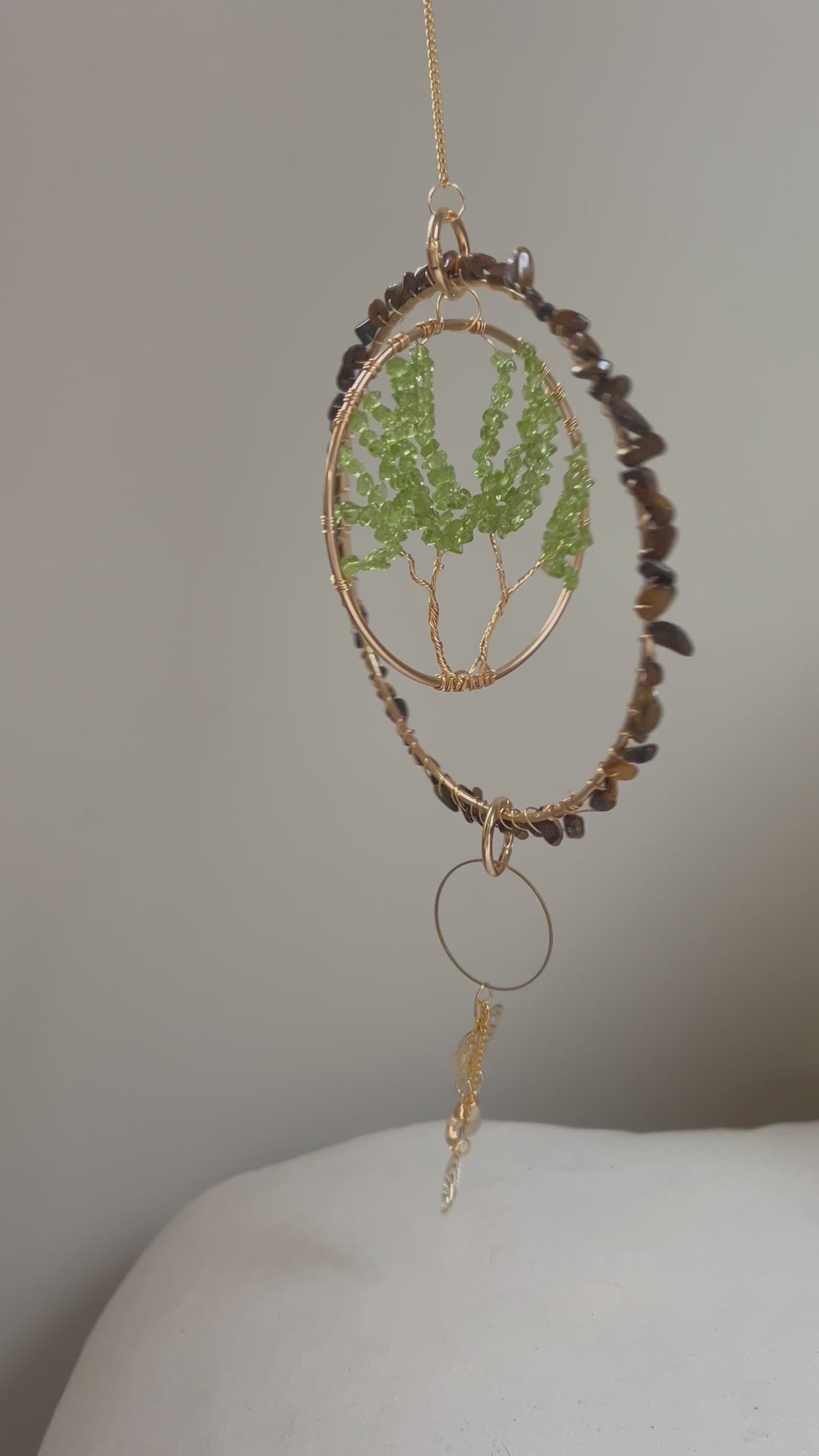 Suncatcher - zonnevanger ‘Gaia’ met peridoot en tijgeroog edelstenen