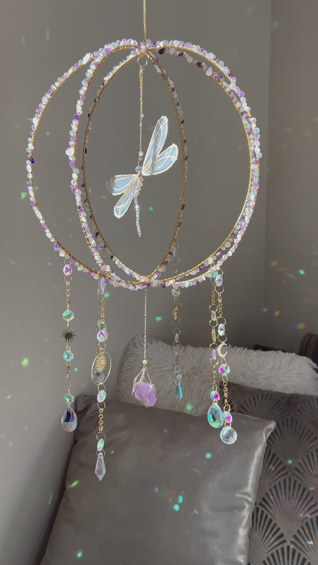 Suncatcher - zonnevanger ‘Libelly’ met amethist, rozenkwarts en bergkristal edelstenen