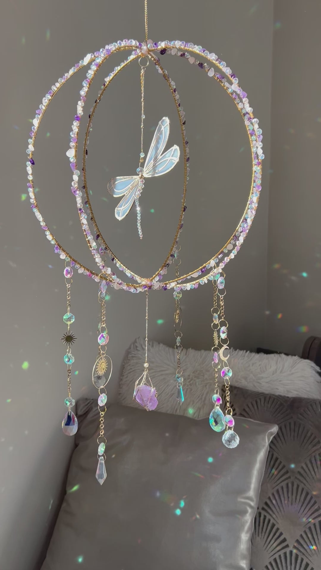 Suncatcher - zonnevanger ‘Libelly’ met amethist, rozenkwarts en bergkristal edelstenen